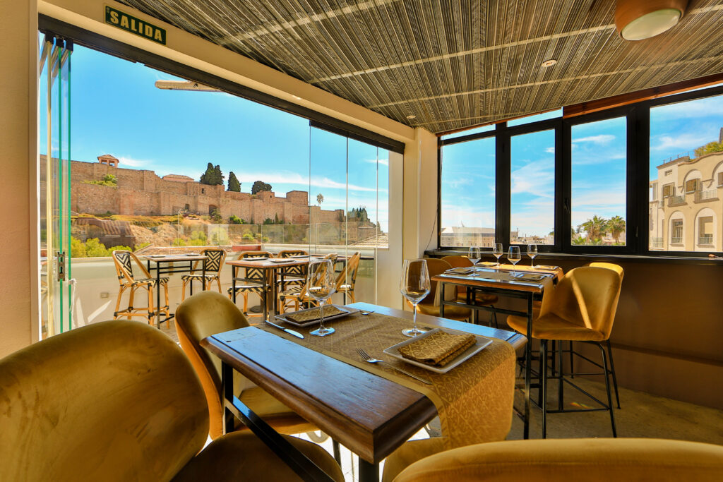 Sala de Batik con vistas a la Alcazaba